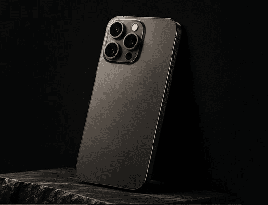 Restauriertes iPhone Pro auf Steinsockel